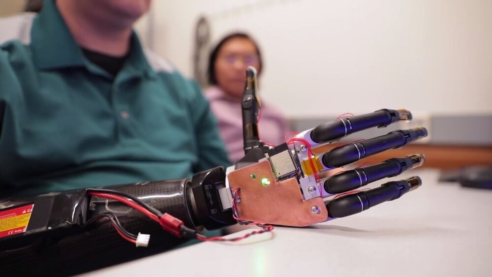درمان بی‌حرکتی دست در سکته مغزی با دستکش آینه‌ای/کنترل بی‌اختیاری ادرار با هوش مصنوعی