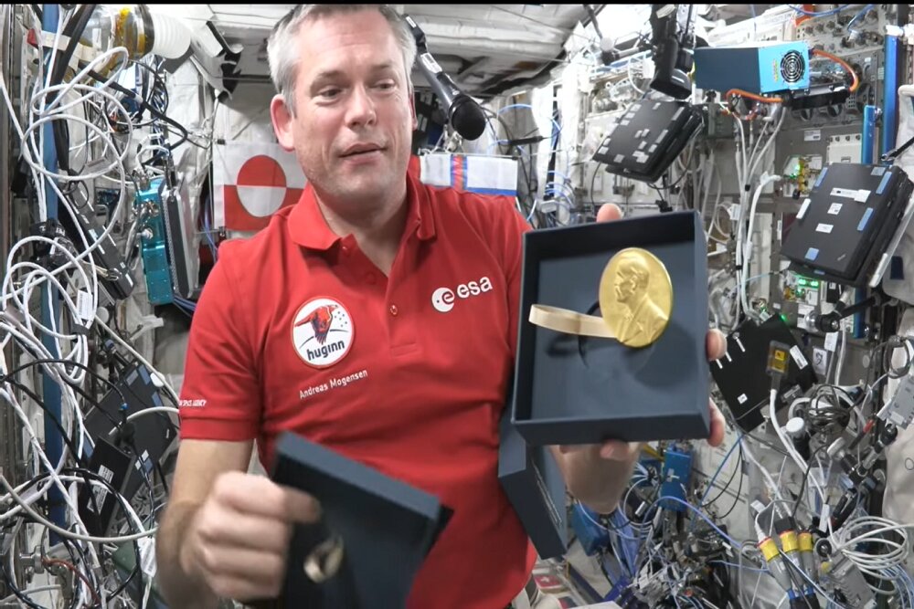 مدال نوبل فیزیکدان مشهور شناور در فضا