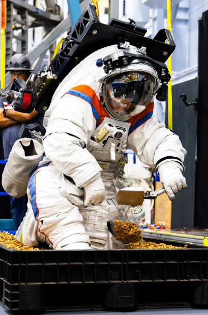آزمایش لباس فضایی ماموریت «آرتمیس» در مرکز فضایی جانسون ناسا